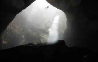  Discesa in corda doppia nelle grotte 